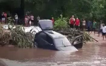 Cinco pessoas morrem após carro cair em riacho; pai, mãe e três filhos foram as vítimas