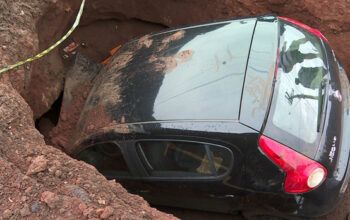 Cinto salva mãe e filha que caíram com carro em cratera