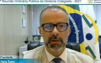 Diretor da Anvisa rebate Bolsonaro sobre vacinação infantil e cobra retratação