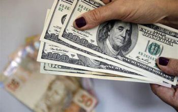 Dólar cai para R$ 5,46 e fecha no menor valor em dois meses