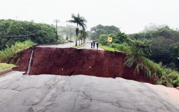 Enxurrada em arrasta avenida, invade casas, causam destruição, deslizamentos e mortes em SP