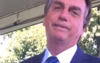 Estudante enfrenta Bolsonaro no cercadinho: “O senhor é uma farsa”; veja vídeo