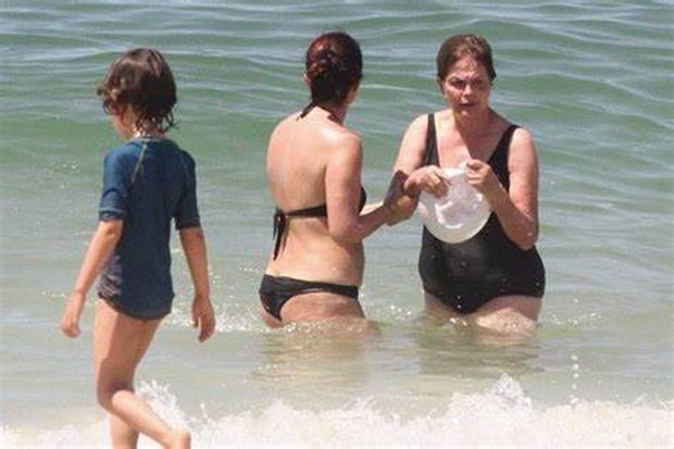 Ex-presidente Dilma Rousseff curte dia de praia no Rio de Janeiro