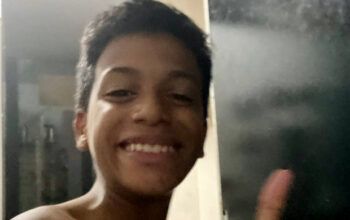 Garoto não percebe que foi atingido com um tiro no coração e continua brincando