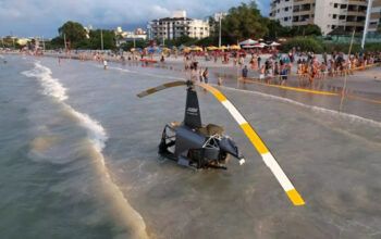 Helicóptero com turistas cai no mar em praia de Florianópolis