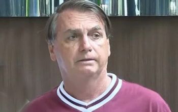 Horas após receber alta hospitalar, Bolsonaro vai a jogo de futebol