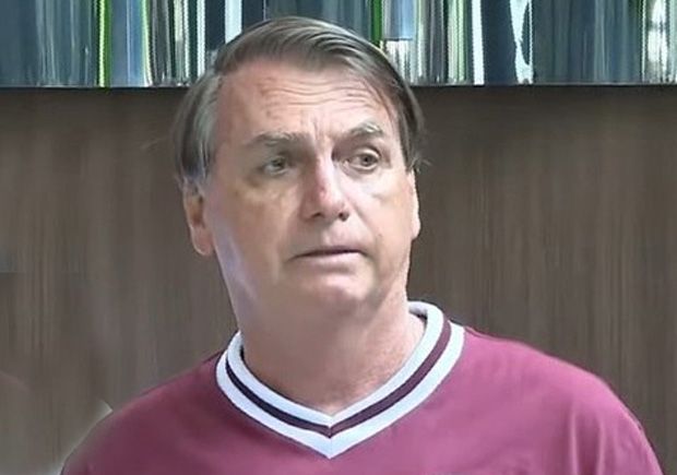 Horas após receber alta hospitalar, Bolsonaro vai a jogo de futebol