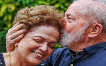 Os ex-presidentes Lula e Dilma se encontram em São Paulo