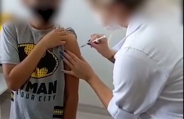 Mãe flagra enfermeira injetar seringa sem aplicar vacina no filho