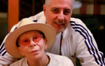 Marido de Rita Lee publica foto da cantora careca e emociona fãs