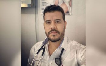 Médico é preso por negar atendimento antecipado a delegado com Covid