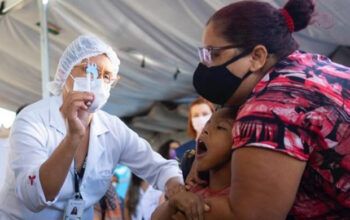 Menino com paralisia cerebral é o 1º a ser vacinado contra Covid no DF