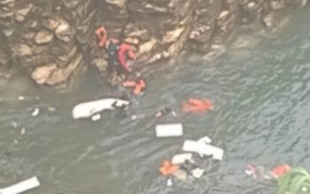 Mergulhadores dos bombeiros buscam por 20 desaparecidos em Capitólio