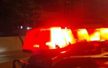 Mulher é presa após esfaquear criança de 5 anos, por causa de telefone celular