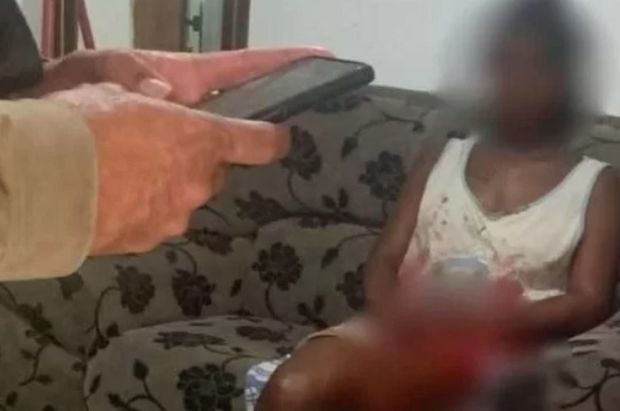 Mulher tem mãos marteladas após enforcar filho de 4 meses