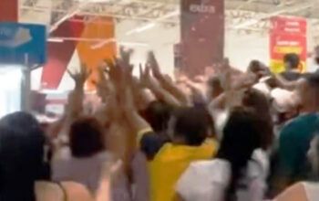 Multidão disputa pedaços de carne em promoção de mercado de Fortaleza