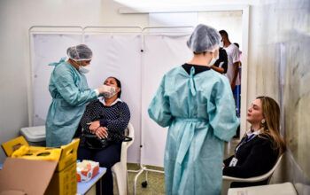 Mundo registra 3 milhões de casos de Covid em 24h e bate novo recorde