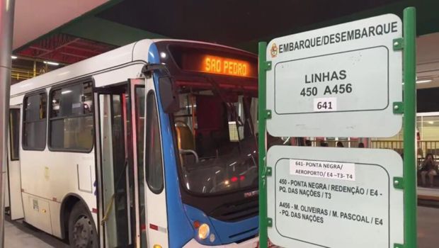 Passageiro é esfaqueado durante assalto em ônibus
