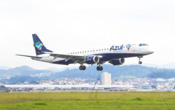 Passageiro se recusa a usar máscara, agride comissária e avião retorna ao aeroporto