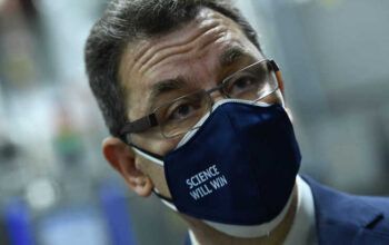 Presidente da Pfizer diz que vacina  ômicron "provavelmente será necessária"