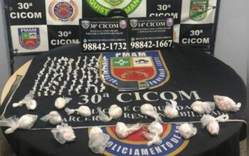 Traficantes fogem da polícia e deixam mais de 800 papelotes de drogas no Jorge Teixeira