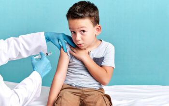 Zambelli quer que Anvisa e Saúde suspendam vacinação infantil