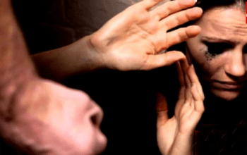 Adolescente morre ao proteger mãe de feminicídio; suspeito ameaçava família