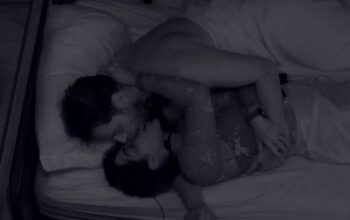 BBB22: Laís e Gustavo trocam beijos quentes após conselho de Jade