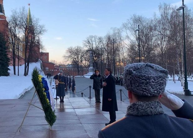 Bolsonaro inicia agenda na Rússia com homenagem a soldado desconhecido