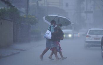 Chuva forte volta a alagar ruas em Petrópolis, e sirenes são acionadas