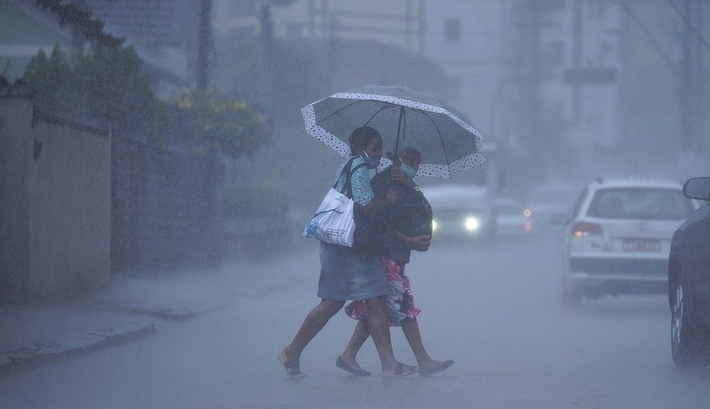 Chuva forte volta a alagar ruas em Petrópolis, e sirenes são acionadas