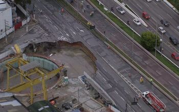 Cratera continua aumentando e já ocupa 3 faixas da pista local