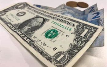 Dólar opera em queda e cai abaixo de R$ 5 pela primeira vez desde julho