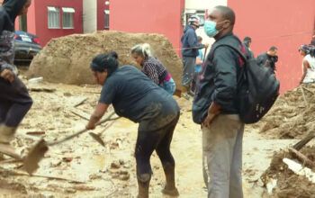 Drama em Petrópolis - Mulher usa enxada para buscar bebê de 1 ano desaparecida