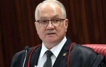 Fachin assume comando do TSE e diz que democracia é 'inegociável'