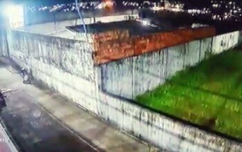 Vídeo - Homem é preso em flagrante em Coari ao tentar arremessar celulares para dentro do presídio