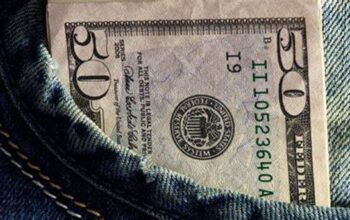 Ibovespa fecha no maior patamar desde outubro, aos 113 mil pontos; dólar recua