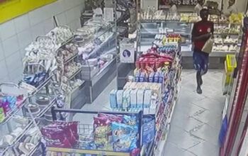 Jovem é preso após comprar pão em padaria do Jacarezinho no RJ - Vídeo