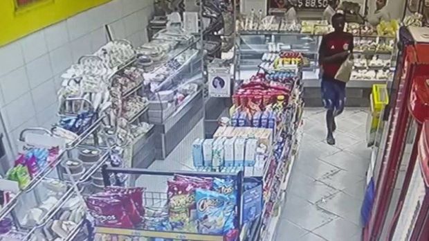 Jovem é preso após comprar pão em padaria do Jacarezinho no RJ - Vídeo