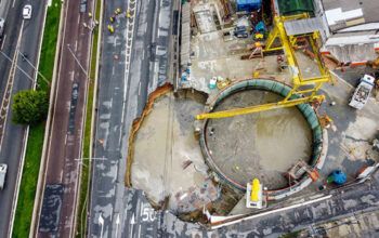 Mais de mil caminhões despejam concreto para tapar cratera em SP