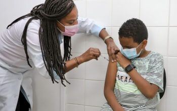 Ministro pede aos pais que levem seus filhos para vacinar contra covid