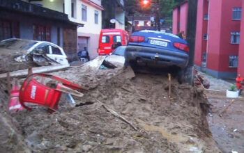 Número de mortos em Petrópolis chega a 117; chuva volta e suspende buscas