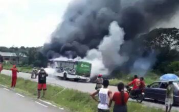 Ônibus que transportava passageiros do Iranduba para Manaus pega fogo na AM-070
