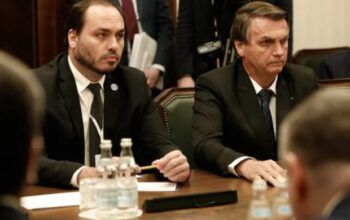 Planalto alega que Carlos Bolsonaro viajou à Rússia com pai “sem ônus”