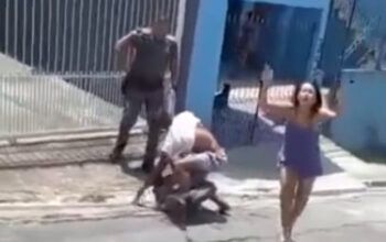 Policiais matam homem negro diante da família