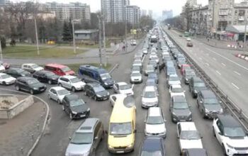 População ucraniana foge de Kiev após início da guerra