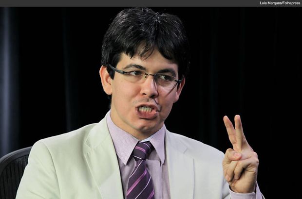 Randolfe quer que Alexandre de Moraes investigue ida de Carlos Bolsonaro à Rússia