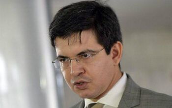 Randolfe vai à PGR contra Flávio Bolsonaro por interferência na Receita