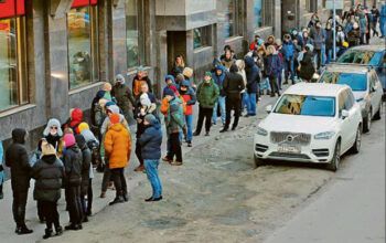 Rublo desaba após novas sanções, e russos correm para os bancos