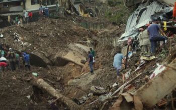 Sobe para 66 o nº de mortos em Petrópolis; bombeiros e famílias buscam desaparecidos